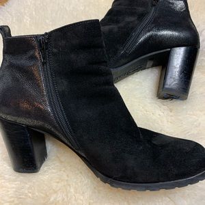 Paul Green Size 10.5 Black Nubuck suede Booties